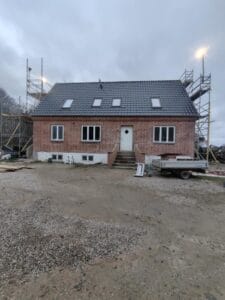 Under renovering af murstenshus med stilladser