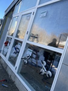 Installation af store vinduer med sugekop værktøj.