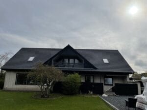 Moderne hus med græsplæne under overskyet himmel