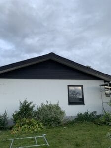 Husgavl med vindue og have foran.